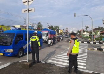Sejumlah petugas Polres Salatiga berjaga di Exit Tol Tingkir, Rabu, 18 Maret 2026. (Dok Humas Polres Salatiga/Lingkarjateng.id)