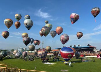 Puluhan balon udara diterbangkan dalam acara Pekalongan Balloon Festival 2026 di Stadion Hoegeng pada Sabtu, 28 Maret 2026. (Fahri Akbar/Lingkarjateng.id)