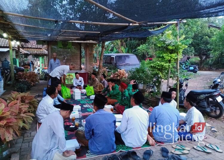 Hormat Guru Diniyah, GPK Macan Roban Batang Bagikan Bingkisan Lebaran ke Pengajar TPQ-Madin 25 Acara buka bersama GPK Macan Roban bersama guru madin dan TPQ Yayasan Manbaul Hikmah di Desa Ketanggan, Kecamatan Gringsing, Kabupaten Batang, Minggu, 15 Maret 2026. (Lingkarjateng.id)