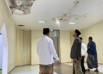 Gedung Islamic Center Batang Akan Direvitalisasi, Anggaran Rp1,8 Miliar 25 Wakil Bupati Batang Suyono (kedua kanan), meninjau Gedung di Islamic Center Batang (ICB), Kecamatan Banyuputih, Kabupaten Batang, Sabtu, 28 Februari 2026. (Humas Pemkab Batang/Lingkarjateng.id)