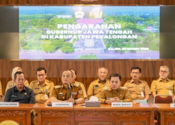 Gubernur Jawa Tengah, Ahmad Luthfi, saat memberikan arahan kepada jajaran Pemkab Pekalongan di Aula Sekretariat Daerah Kabupaten Pekalongan, Senin, 9 Maret 2026. (Humas Pemkab Pekalongan/Lingkarjateng.id)