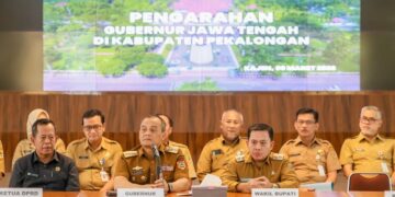 Gubernur Jateng Tunjuk Wabup Sukirman Jadi Plt Bupati Pekalongan, Minta Pelayanan Publik Optimal 1 Gubernur Jawa Tengah, Ahmad Luthfi, saat memberikan arahan kepada jajaran Pemkab Pekalongan di Aula Sekretariat Daerah Kabupaten Pekalongan, Senin, 9 Maret 2026. (Humas Pemkab Pekalongan/Lingkarjateng.id)