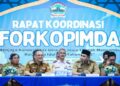 Gubernur Jawa Tengah Ahmad Luthfi (kanan) memimpin rapat koordinasi lintas sektoral bersama bupati dan walikota beserta forkopimda se-Jawa Tengah di gedung Gradhika Bhakti Praja Semarang, pada Senin, 9 Maret 2026. (Humas Pemprov Jateng)
