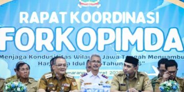 Gubernur Jawa Tengah Ahmad Luthfi (kanan) memimpin rapat koordinasi lintas sektoral bersama bupati dan walikota beserta forkopimda se-Jawa Tengah di gedung Gradhika Bhakti Praja Semarang, pada Senin, 9 Maret 2026. (Humas Pemprov Jateng)