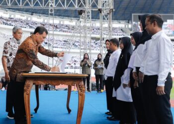 Gubernur Jawa Tengah, Ahmad Luthfi, saat melantik PPPK paruh waktu pada 11 Desember 2025 lalu. (Humas Pemprov Jateng/Lingkarjateng.id)