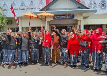 Bupati dan Wakil Bupati Semarang bersama jajaran Forkopimda melepas burung perkutut dalam rangka memperingati hari jadi ke-505 di Halaman Kantor DPRD Kabupaten Semarang, Senin, 16 Maret 2026. (Hesty Imaniar/Lingkarjateng.id)