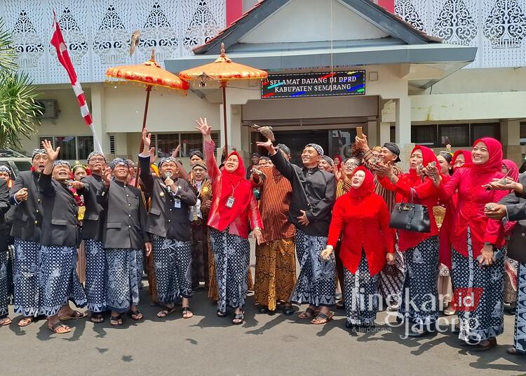 Kabupaten Semarang Catat Peningkatan IPM dan Ekonomi di Hari Jadi ke-505 25 Bupati dan Wakil Bupati Semarang bersama jajaran Forkopimda melepas burung perkutut dalam rangka memperingati hari jadi ke-505 di Halaman Kantor DPRD Kabupaten Semarang, Senin, 16 Maret 2026. (Hesty Imaniar/Lingkarjateng.id)