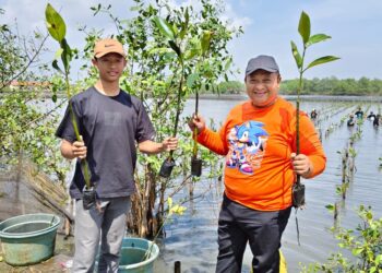 Anggota Komisi B DPRD Provinsi Jawa Tengah, Harun Abdul Khafizh, menghadiri kegiatan penanaman mangrove di Ekowisata Mulyoasri, Desa Mulyorejo, Kabupaten Pekalongan, Senin, 30 Maret 2026. (Fahri Akbar/Lingkarjateng.id)