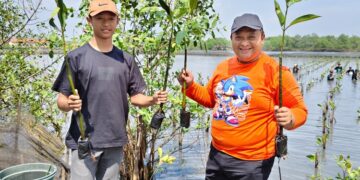 Anggota Komisi B DPRD Provinsi Jawa Tengah, Harun Abdul Khafizh, menghadiri kegiatan penanaman mangrove di Ekowisata Mulyoasri, Desa Mulyorejo, Kabupaten Pekalongan, Senin, 30 Maret 2026. (Fahri Akbar/Lingkarjateng.id)