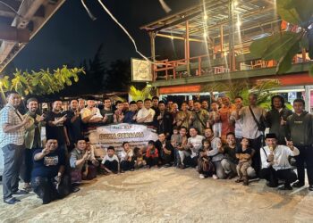 Anggota IKPM Regional Jepara berfoto usai kegiatan buka bersama di Warung Seafood Mbak Novi, Pantai Clumik, Kelurahan Karangkebagusan, Kecamatan Jepara Kota, Kabupaten Jepara, Selasa, 17 Maret 2026. (Lingkarjateng.id)