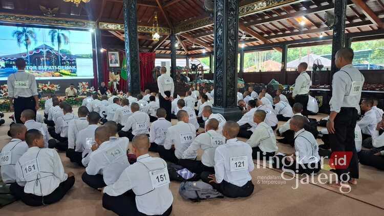 98 Peserta Seleksi Magang Jepang Lolos Ujian Bahasa 25 Suasana peserta seleksi program magang Jepang saat mengikuti tes bahasa Jepang bertempat di Pendopo Dema. Foto : Burhan/Lingkar Jateng