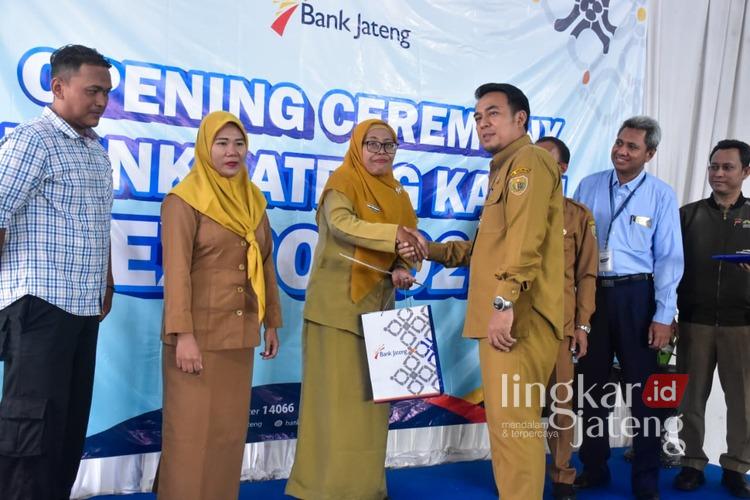 300 ASN Belum Punya Rumah, Sekda Pekalongan Tawarkan Program Hunian Subsidi 25 Sekda Pekalongan, Yulian Akbar, menghadiri kegiatan Bank Jateng Kajen Expo 2026 yang digelar di halaman Bank Jateng Cabang Kajen, Senin (2/3/2026). Foto : Fahri/Lingkar Jateng