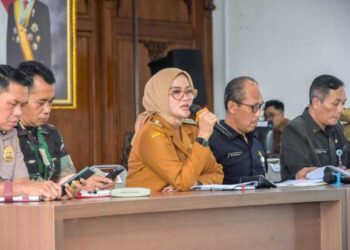 Ketua Satgas MBG Kota Salatiga Nina Agustin saat melakukan evaluasi MBG di Kantor Setda, Senin, 2 Maret 2026. Foto : Dok.Prokompim Setda Kota Salatiga/Lingkar