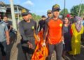 Tim SAR gabungan mengevakuasi korban hanyut yang ditemukan meninggan untuk dibawa menuju ke rumah duka. Foto: Burhan / Lingkar