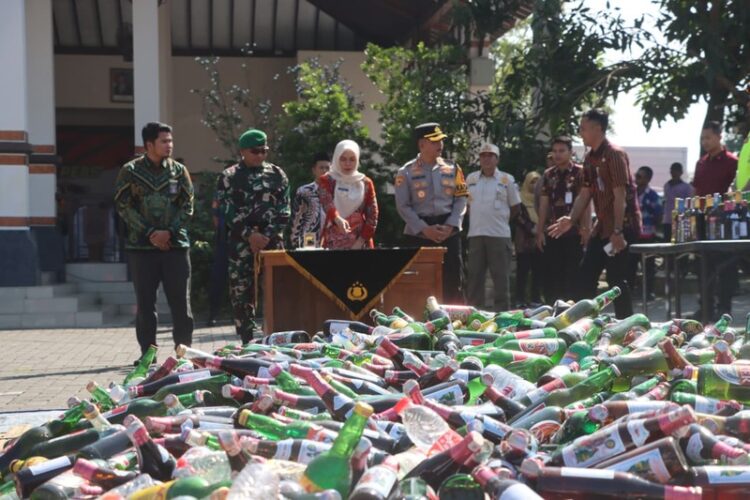 Bupati Demak beserta Kapolres saat melakukan pemusnahan miras di Mapolres Demak. Foto : Burhan / Lingkar