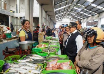 CEK HARGA : Wali Kota Salatiga Robby Hernawan berdialog dengan pedagang ikan di pasar, Sabtu, 14 Maret 2026. Foto : Dok.Prokompim Setda Salatiga/Lingkar