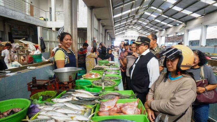 CEK HARGA : Wali Kota Salatiga Robby Hernawan berdialog dengan pedagang ikan di pasar, Sabtu, 14 Maret 2026. Foto : Dok.Prokompim Setda Salatiga/Lingkar