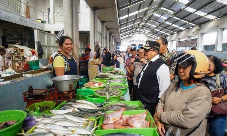 Stok Bapokting Aman, Wali Kota Salatiga Robby Minta Warga Tak Panic Buying 25 CEK HARGA : Wali Kota Salatiga Robby Hernawan berdialog dengan pedagang ikan di pasar, Sabtu, 14 Maret 2026. Foto : Dok.Prokompim Setda Salatiga/Lingkar