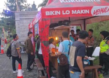 Angkringan Gratis Polres Semarang nampak diserbu pemudik yang tengah beristirahat di Rest Area 429 A ruas Tol Semarang-Solo. Foto: Dok.Polres Semarang/Lingkar