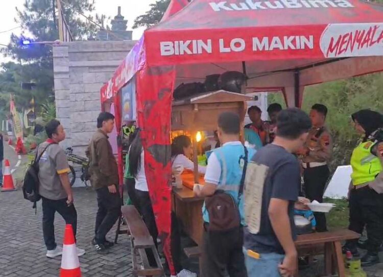 Angkringan Gratis Polres Semarang nampak diserbu pemudik yang tengah beristirahat di Rest Area 429 A ruas Tol Semarang-Solo. Foto: Dok.Polres Semarang/Lingkar