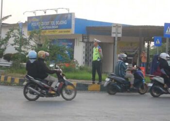 Exit Tol Bojong, Kabupaten Pekalongan, Selasa (17/3/2026), mulai nampak kendaraan pemudik. Foto : Fahri/Lingkar