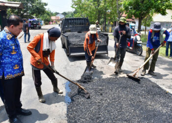 Plt Bupati Pekalongan Sukirman meninjau langsung perbaikan jalan di ruas Sragi–Pait, Desa Wonosari, Kecamatan Siwalan, Selasa (17/3/2026), Foto: Fahri Akbar/Lingkar