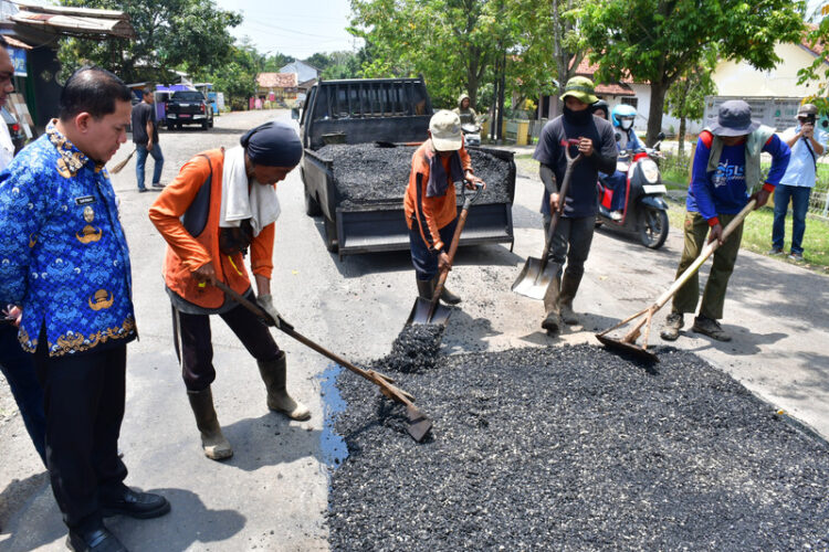 Plt Bupati Pekalongan Sukirman meninjau langsung perbaikan jalan di ruas Sragi–Pait, Desa Wonosari, Kecamatan Siwalan, Selasa (17/3/2026), Foto: Fahri Akbar/Lingkar