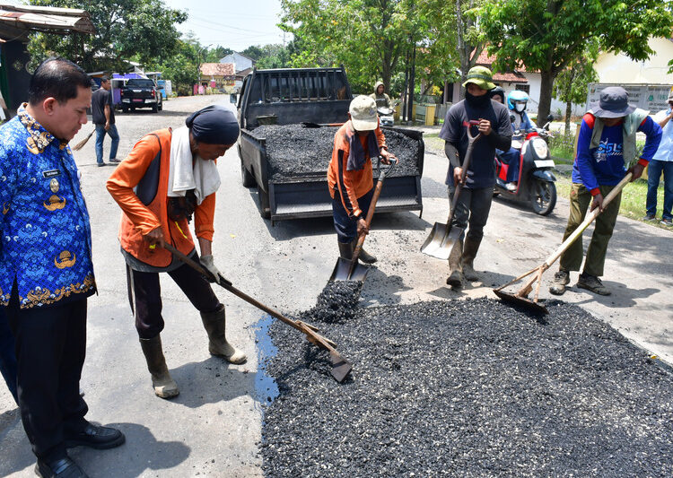 Sambut Pemudik, Perbaikan Jalan di Pekalongan Ruas Sragi–Pait Dikebut 25 Plt Bupati Pekalongan Sukirman meninjau langsung perbaikan jalan di ruas Sragi–Pait, Desa Wonosari, Kecamatan Siwalan, Selasa (17/3/2026), Foto: Fahri Akbar/Lingkar