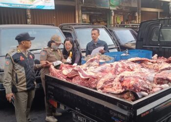 PERIKSA DAGING : Petugas tim gabungan mengecek kadar air yang dijual salah satu pedagang di Pasar Blauran, Salatiga, Selasa, 17 Maret 2026. Foto: Dok.Pribadi/Lingkar