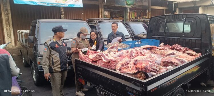 PERIKSA DAGING : Petugas tim gabungan mengecek kadar air yang dijual salah satu pedagang di Pasar Blauran, Salatiga, Selasa, 17 Maret 2026. Foto: Dok.Pribadi/Lingkar
