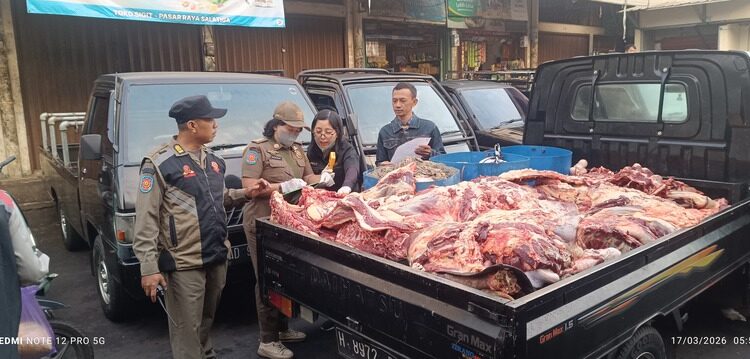 PERIKSA DAGING : Petugas tim gabungan mengecek kadar air yang dijual salah satu pedagang di Pasar Blauran, Salatiga, Selasa, 17 Maret 2026. Foto: Dok.Pribadi/Lingkar