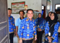 Plt. Bupati Pekalongan Sukirman meninjau kondisi SDN 01 Wonosari, Kecamatan Siwalan, yang masih kekurangan fasilitas dasar, Selasa (17/3/2026). Foto: Fahri/Lingkar