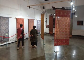 Pengunjung mengamati koleksi batik nusantara di Museum Batik Pekalongan. Foto: Fahri Akbar /Lingkar