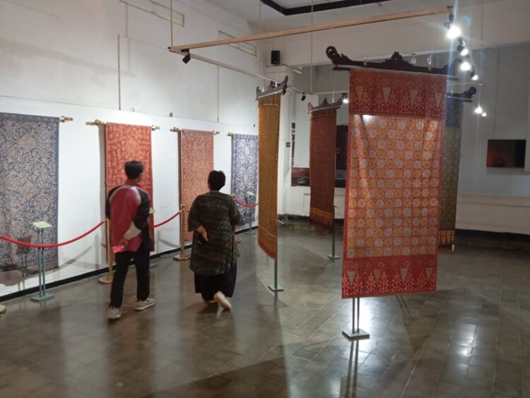 Pengunjung mengamati koleksi batik nusantara di Museum Batik Pekalongan. Foto: Fahri Akbar /Lingkar