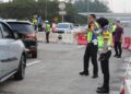 Kapolres Semarang, AKBP Ratna Quratul Ainy bersama anggota melakukan pengaturan arus lalin di exit tol GT Tingkir. Foto : Hesty Imaniar / Lingkar