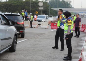 Kapolres Semarang, AKBP Ratna Quratul Ainy bersama anggota melakukan pengaturan arus lalin di exit tol GT Tingkir. Foto : Hesty Imaniar / Lingkar
