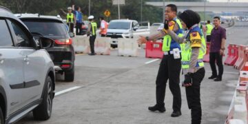 Kapolres Semarang, AKBP Ratna Quratul Ainy bersama anggota melakukan pengaturan arus lalin di exit tol GT Tingkir. Foto : Hesty Imaniar / Lingkar