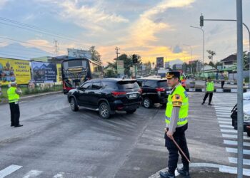 Kapolres Salatiga AKBP Ade Papa Rihi saat mengatur arus lalulintas di kawasan exit tol Tingkir, Rabu, 18 Maret 2026. Foto : Dok.Humas Polres Salatiga/Lingkar