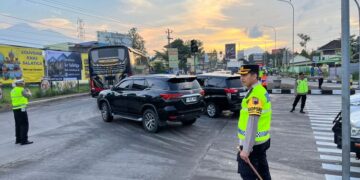 Kapolres Salatiga AKBP Ade Papa Rihi saat mengatur arus lalulintas di kawasan exit tol Tingkir, Rabu, 18 Maret 2026. Foto : Dok.Humas Polres Salatiga/Lingkar