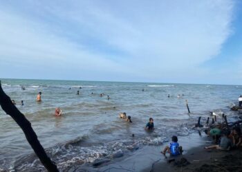 Ribuan Pengunjung Banjiri Pantai Wonokerto Pekalongan saat Libur Lebaran 25 Suasana Pantai Wonokerto, Kabupaten Pekalongan, dipadati wisatawan yang memanfaatkan libur Idul Fitri 1447 H, Senin (23/3/2026). Foto: Fahri Akbar/Lingkar
