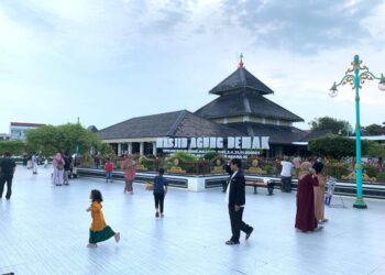 Masjid Agung Demak yang juga menjadi ikon Kota Wali. Foto: Burhan/Lingkar