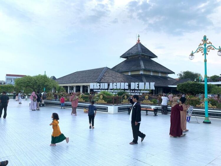 Masjid Agung Demak yang juga menjadi ikon Kota Wali. Foto: Burhan/Lingkar