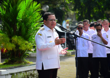 Plt Bupati Pekalongan Sukirman bersalaman dengan jajaran ASN saat kegiatan halal bihalal di halaman Kantor Setda Kabupaten Pekalongan, Rabu (25/3/2026). Foto: Fahri Akbar /Lingkar