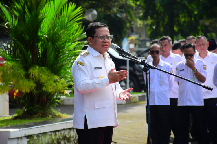 Plt Bupati Pekalongan Sukirman bersalaman dengan jajaran ASN saat kegiatan halal bihalal di halaman Kantor Setda Kabupaten Pekalongan, Rabu (25/3/2026). Foto: Fahri Akbar /Lingkar