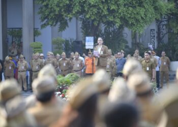 Wali Kota Semarang, Agustina Wilujeng, memberikan penghargaan kepada para ASN yang tetap menjalankan tugas selama masa libur Lebaran. Foto : Pemkot Semarang for Lingkar