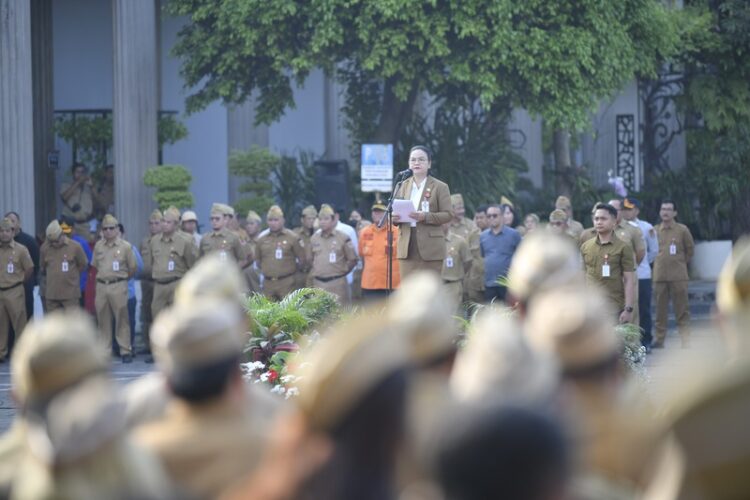 ASN Berintegritas, Wali Kota Apresiasi Kondusivitas Semarang Saat Lebaran 25 Wali Kota Semarang, Agustina Wilujeng, memberikan penghargaan kepada para ASN yang tetap menjalankan tugas selama masa libur Lebaran. Foto : Pemkot Semarang for Lingkar