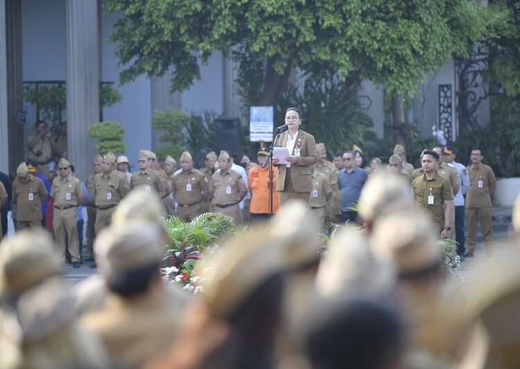 ASN Berintegritas, Wali Kota Apresiasi Kondusivitas Semarang Saat Lebaran 25 Wali Kota Semarang, Agustina Wilujeng, memberikan penghargaan kepada para ASN yang tetap menjalankan tugas selama masa libur Lebaran. Foto : Pemkot Semarang for Lingkar