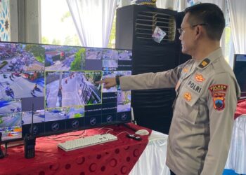 Salah satu petugas nampak tengah memantau arus mudik melalui zoom di Posko Terpadu Alun-Alun Simpang Tujuh Kudus pada Selasa (17/3). Foto : Fahtur / Lingkar Jateng