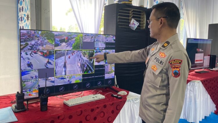 Salah satu petugas nampak tengah memantau arus mudik melalui zoom di Posko Terpadu Alun-Alun Simpang Tujuh Kudus pada Selasa (17/3). Foto : Fahtur / Lingkar Jateng