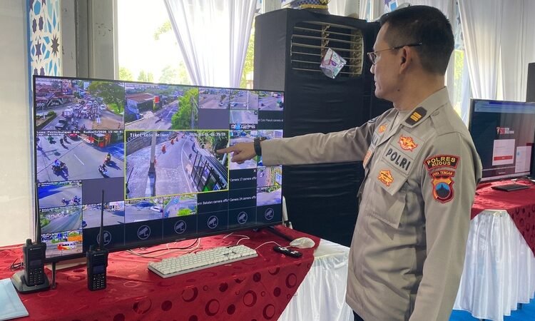 Salah satu petugas nampak tengah memantau arus mudik melalui zoom di Posko Terpadu Alun-Alun Simpang Tujuh Kudus pada Selasa (17/3). Foto : Fahtur / Lingkar Jateng